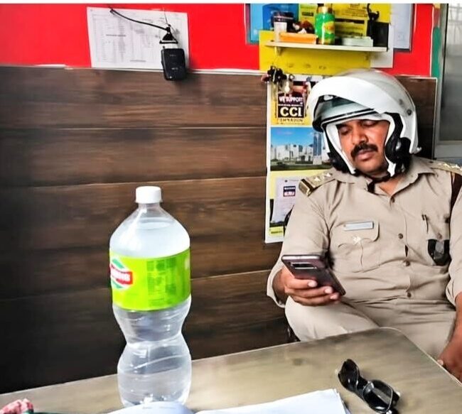 परिवहन विभाग के इंस्पेक्टर को व्यवसायी ने अपने ऑफिस में किया कैद
