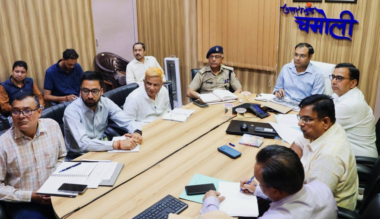 जिलाधिकारी गौरव कुमार ने ली समीक्षा बैठक