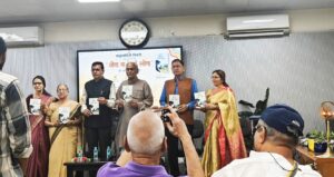 पुस्तक लोकार्पण : कवियत्री मधुरवादिनी तिवारी के काव्य संग्रह ‘वीणा मा दिख्याँ स्वीणा’ का लोकार्पण