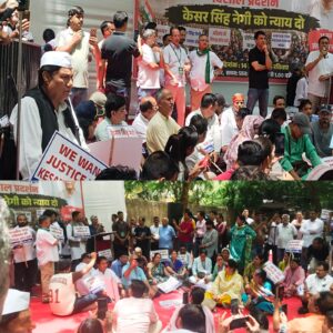 दिल्ली होटल अग्निकांड में दोषी शेफ केसर सिंह नेगी के लिए निष्पक्ष न्याय की मांग को लेकर उत्तराखंड लोकमंच के आह्वान पर जंतर मंतर में उमड़ा उत्तराखंड समाज