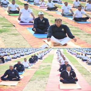 अंतरराष्ट्रीय योग दिवस : गोपेश्वर पुलिस ग्राउंड में हजारों लोगों ने किया सामूहिक योगाभ्यास, 83 वर्षीय पूर्व सैनिक को किया सम्मानित