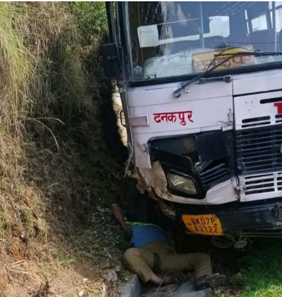लोहाघाट में बस एक्सीडेंट चालक की मौत
