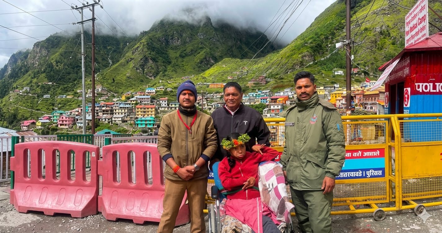 बदरीनाथ धाम में मानवता की मिसाल, दो सरकारी कर्मचारियों ने व्हीलचेयर पर कराए असमर्थ श्रद्धालु को भगवान बदरी विशाल के दर्शन
