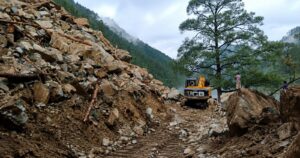 चमोली खबर : नारायणबगड़–कर्णप्रयाग मोटर मार्ग पर भूस्खलन, नलगांव के पास आमसोड़ में सड़क बंद, बहाली कार्य जारी