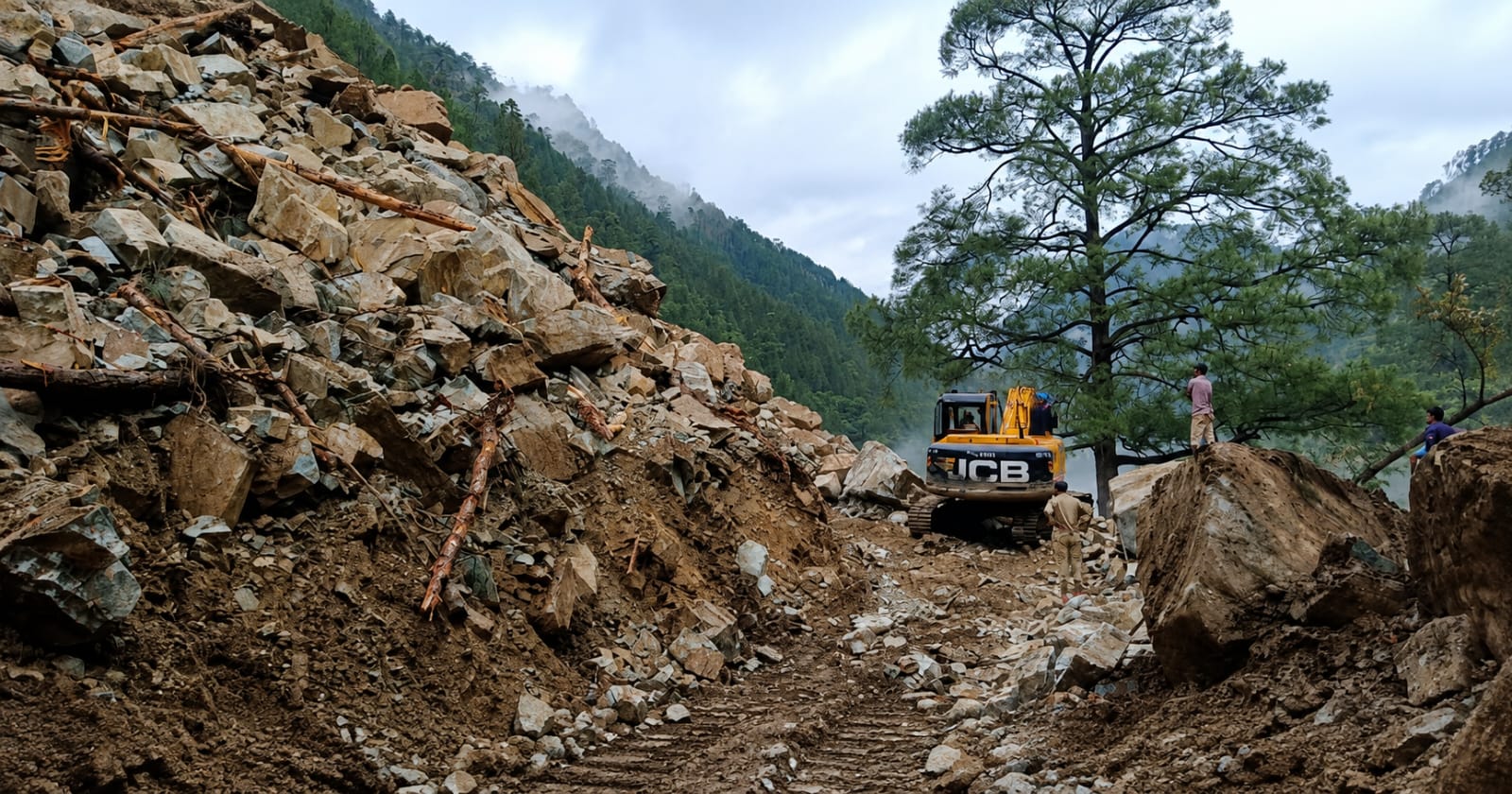 नारायणबगड़–कर्णप्रयाग मोटर मार्ग पर आमसोड़ के समीप भूस्खलन से सड़क बंद, जेसीबी की मदद से मलबा हटाने और मार्ग खोलने का कार्य जारी