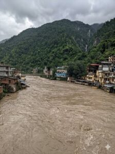 रुद्रप्रयाग में बारिश का कहर: उफान पर अलकनंदा-मंदाकिनी, शिव प्रतिमा गले तक डूबी, हाई अलर्ट जारी