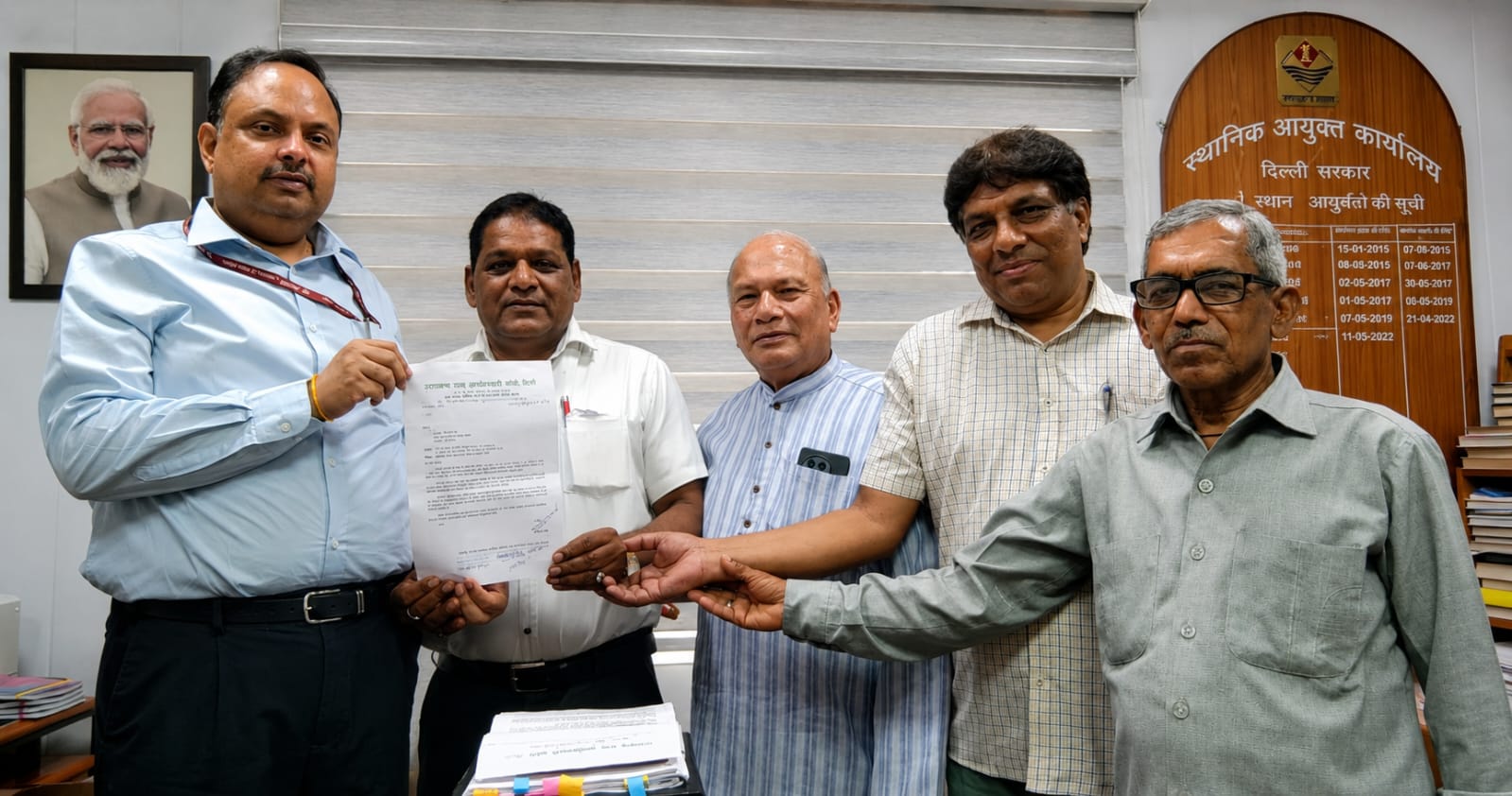 दिल्ली स्थित स्थानीय आयुक्त कार्यालय में मुख्यमंत्री पुष्कर सिंह धामी के नाम ज्ञापन सौंपते उत्तराखंड राज्य आंदोलनकारियों का प्रतिनिधिमंडल