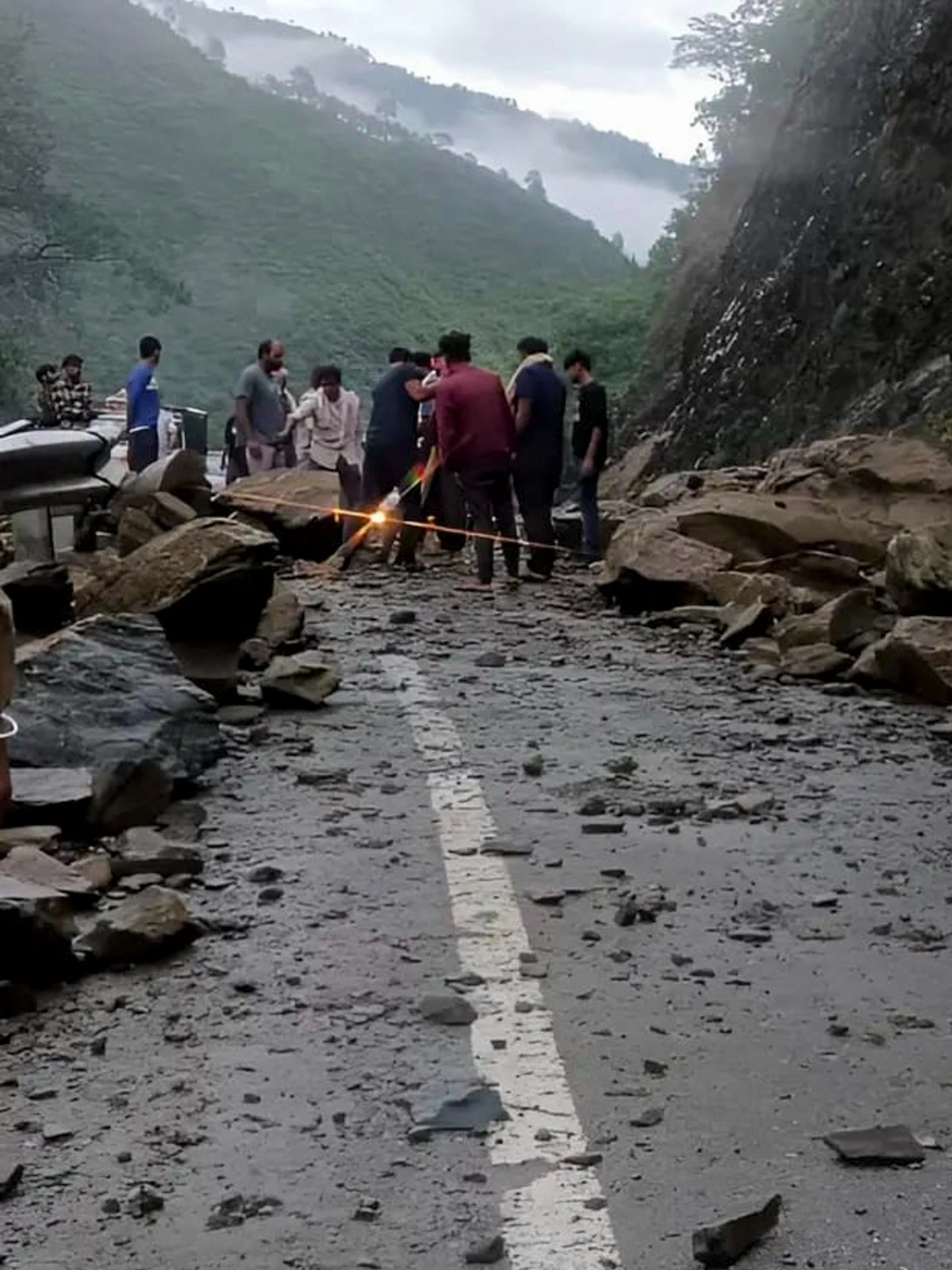 चमोली में खौफनाक लैंडस्लाइड: नंदानगर-सितेल-सुतोल मार्ग पर दरकी पहाड़ी, टैक्सी स्टैंड पर मलबे में दबे कई वाहन, रास्ता पूरी तरह ठप
