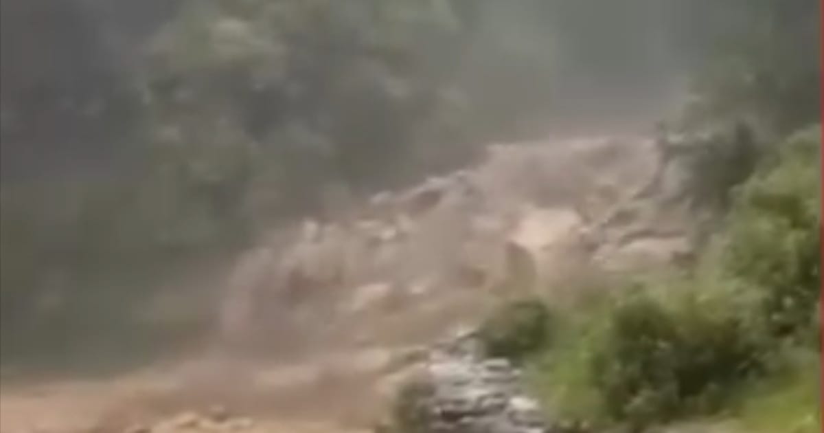 मुनस्यारी के ला-झेकला में बादल फटने के बाद उफान पर बहता हुआ मटमैला पानी का तेज सैलाब, जो अपने साथ बड़े-बड़े बोल्डर और कीचड़ बहाकर ला रहा है।