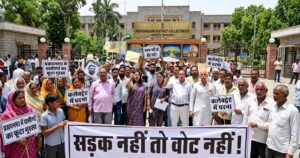 उत्तराखंड : सड़क नहीं तो वोट नहीं, प्रतापनगर में ग्रामीणों का फूटा गुस्सा, कलेक्ट्रेट में दिया धरना
