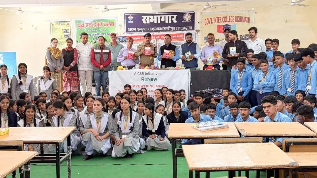 गवर्नमेंट अन्तर कॉलेज उखीमठ (रुद्रप्रयाग) के सभागार में रिन्यू (ReNew कंपनी की सीएसआर (CSR) पहल के तहत आयोजित एम्पॉवरिंग माइंड्स कार्यक्रम का एक ग्रुप फोटो, जिसमें स्कूल के छात्र-छात्राएं अपनी वर्दी में और शिक्षक व मुख्य अतिथि मंच पर कुछ किताबें या डायरी प्रदर्शित करते हुए दिखाई दे रहे हैं।