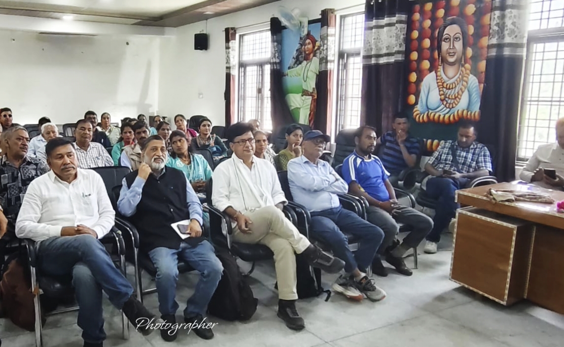 बीरोंखाल पौड़ी गढ़वाल में स्वैच्छिक चकबंदी बैठक 2026 में शामिल किसान और सामाजिक कार्यकर्ता