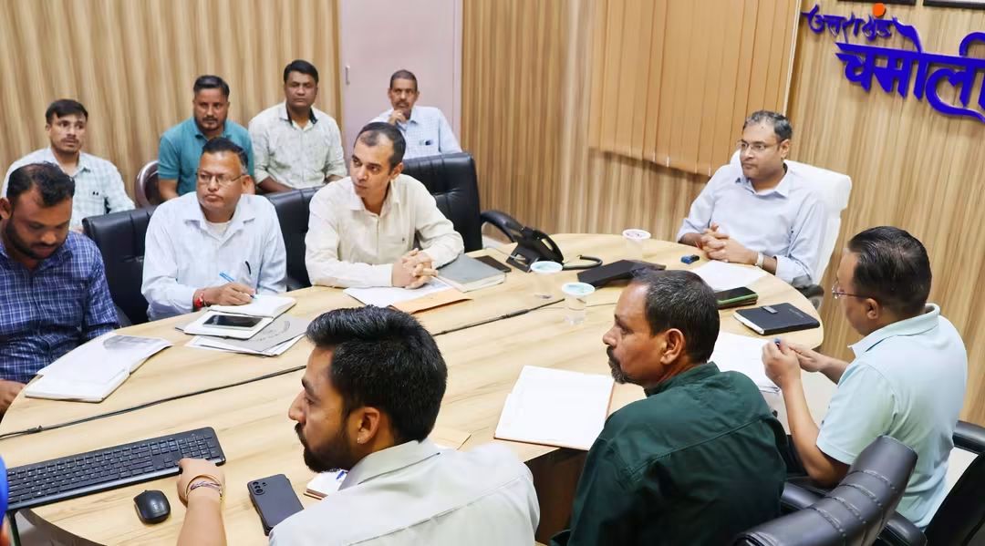 चमोली पेयजल गुणवत्ता समीक्षा बैठक में जिलाधिकारी गौरव कुमार अधिकारियों को निर्देश देते हुए