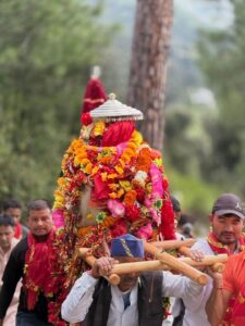 शीर्षक: माँ नन्दा जात यात्रा 2026: कठिन रास्तों पर भी भारी पड़ा भक्तों का ‘भक्ति का कारवां’, निर्धारित पड़ावों पर पहुंचीं तीनों परगनों की देव डोलियां