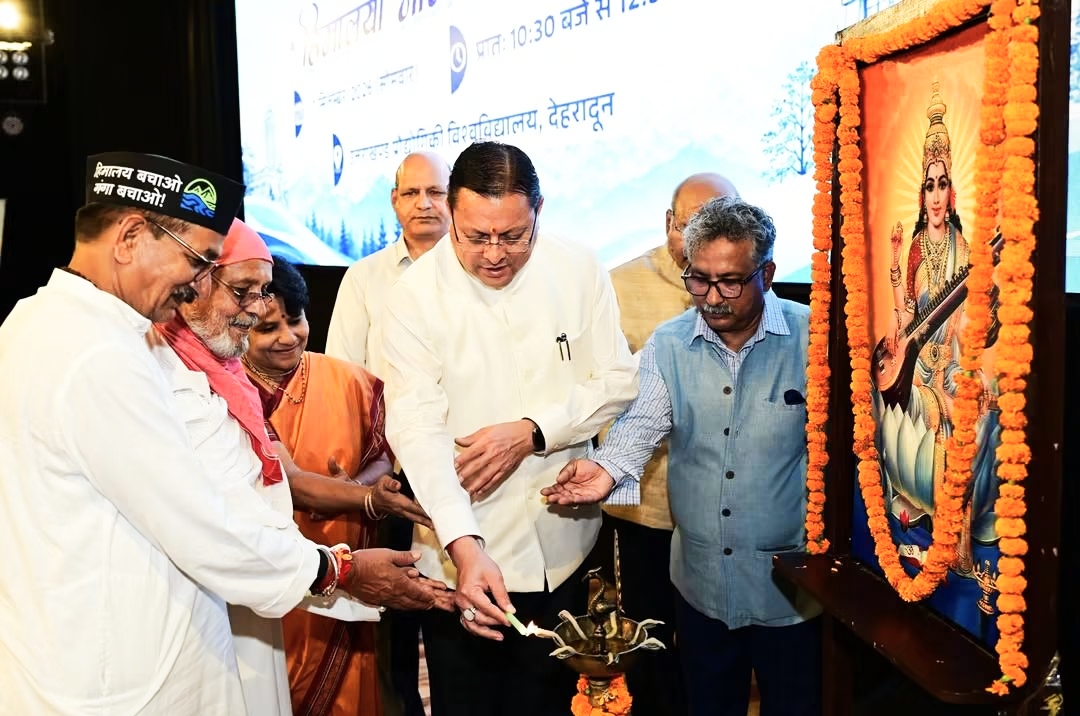 देहरादून में हिमालय संरक्षण और सतत विकास कार्यक्रम के दौरान दीप प्रज्वलन करते मुख्यमंत्री पुष्कर सिंह धामी