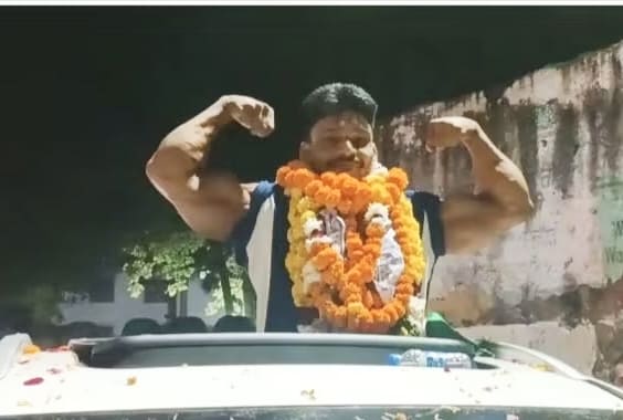 थाईलैंड में गोल्ड मेडल जीतने के बाद बॉडी बिल्डर पंकज बिष्ट का छतरपुर में भव्य स्वागत