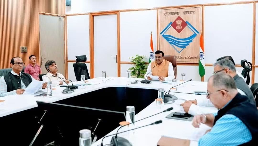 मुख्य सचिव श्री आनन्द बर्द्धन की अध्यक्षता में सचिवालय में आयोजित यूआईआईडीबी (UIIDB) की उच्च स्तरीय समीक्षा बैठक की तस्वीर।