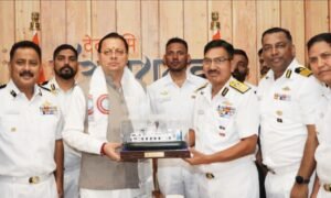 मुख्यमंत्री पुष्कर सिंह धामी ने किया संयुक्त पर्वतारोहण अभियान दल का फ्लैग-इन; माउंट मुकुट ईस्ट पर फहराया 2500 वर्ग फुट का उत्तराखंड ध्वज