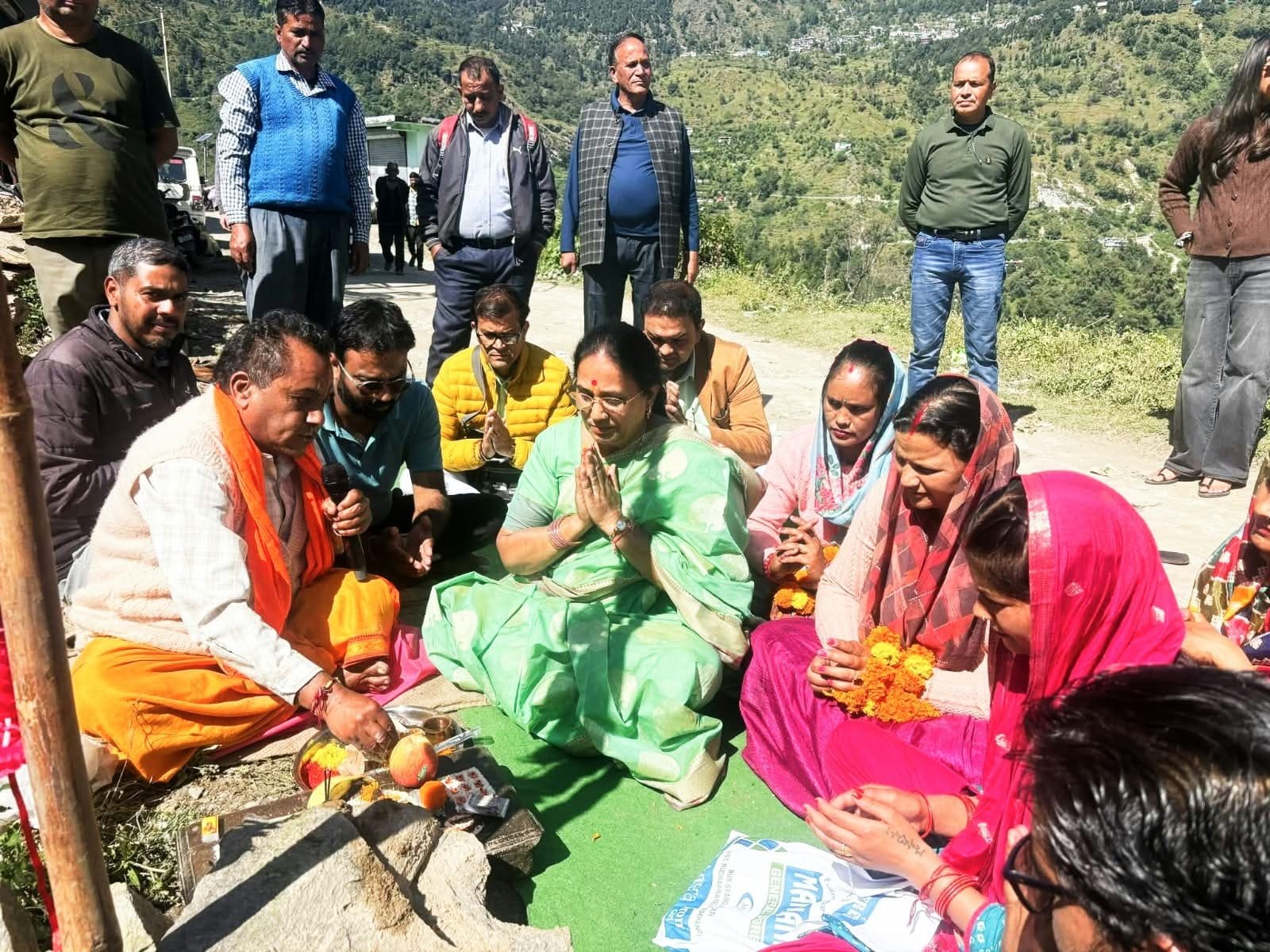 ताला-बरंगाली मोटर मार्ग भूमिपूजन करती विधायक आशा नौटियाल