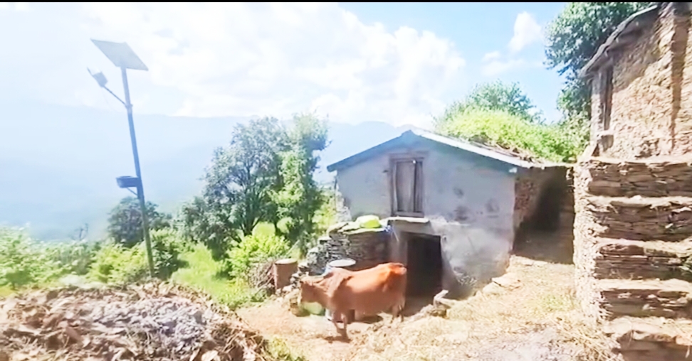 चमोली जिले के कर्णप्रयाग तहसील के कनोठ गांव में भूस्खलन के खतरे की जद में आये मकान और गौशालाएं